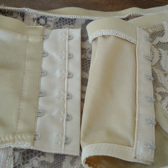 Gold Natori lace garter belt - Picture 3 of 8